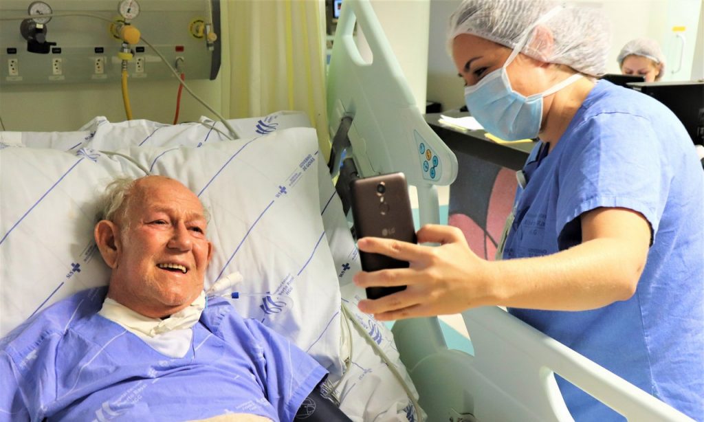 Imagem Ilustrando a Notícia: Pacientes ganham visitas virtuais em hospitais de Goiânia