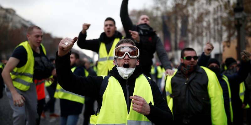 Imagem Ilustrando a Notícia: Manifestantes protestam contra aumento de combustíveis em Paris