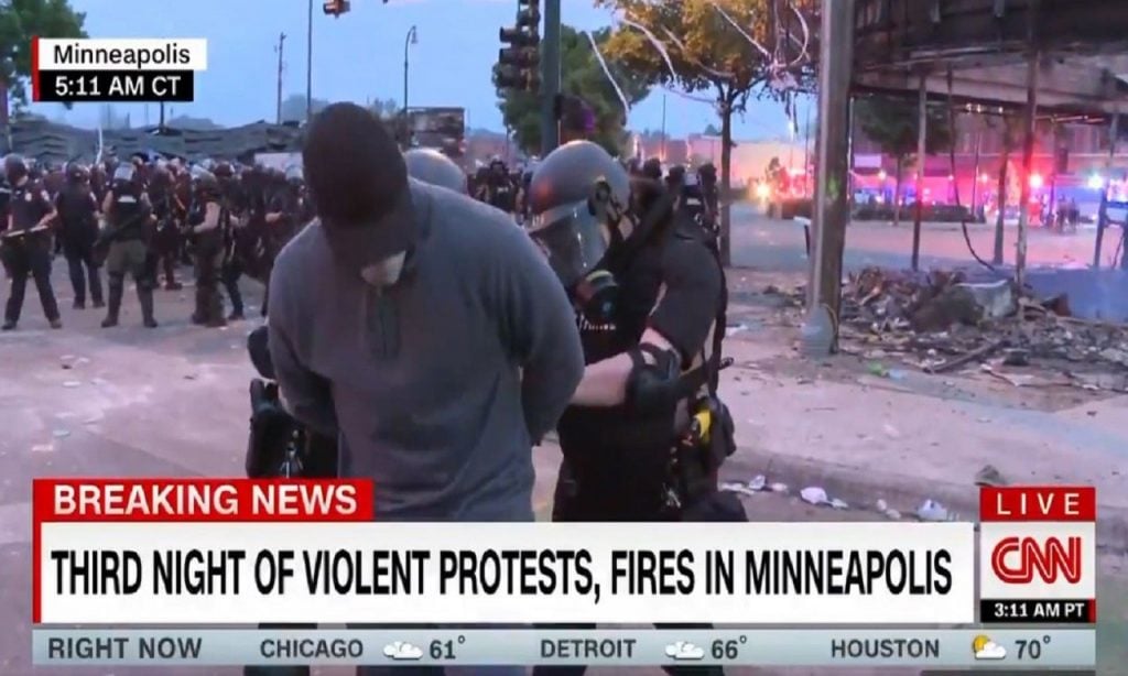 Imagem Ilustrando a Notícia: Jornalista negro da CNN é preso durante cobertura de protestos nos EUA
