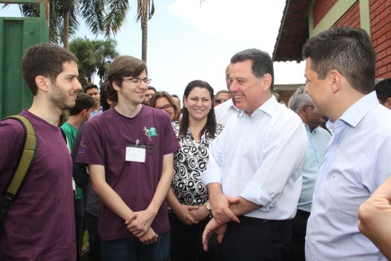 Imagem Ilustrando a Notícia: Em Acreúna, Marconi recepciona alunos da USP que desenvolvem projeto no município