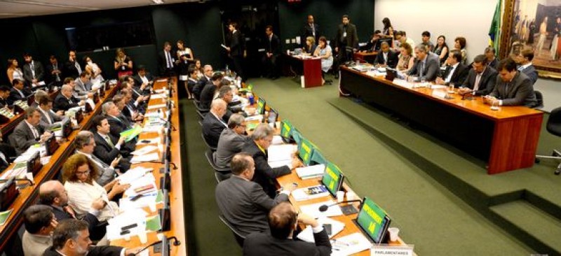 Imagem Ilustrando a Notícia: Comissão do impeachment inicia última sessão de trabalho