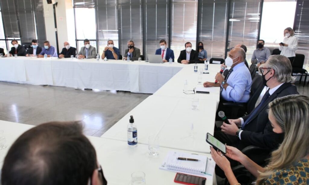Imagem Ilustrando a Notícia: Em encontro com empresários, prefeito define novas normas do decreto municipal