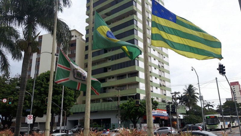 Imagem Ilustrando a Notícia: Teori Zavascki: Bandeiras do Palácio Pedro Ludovico Teixeira estão a meio mastro