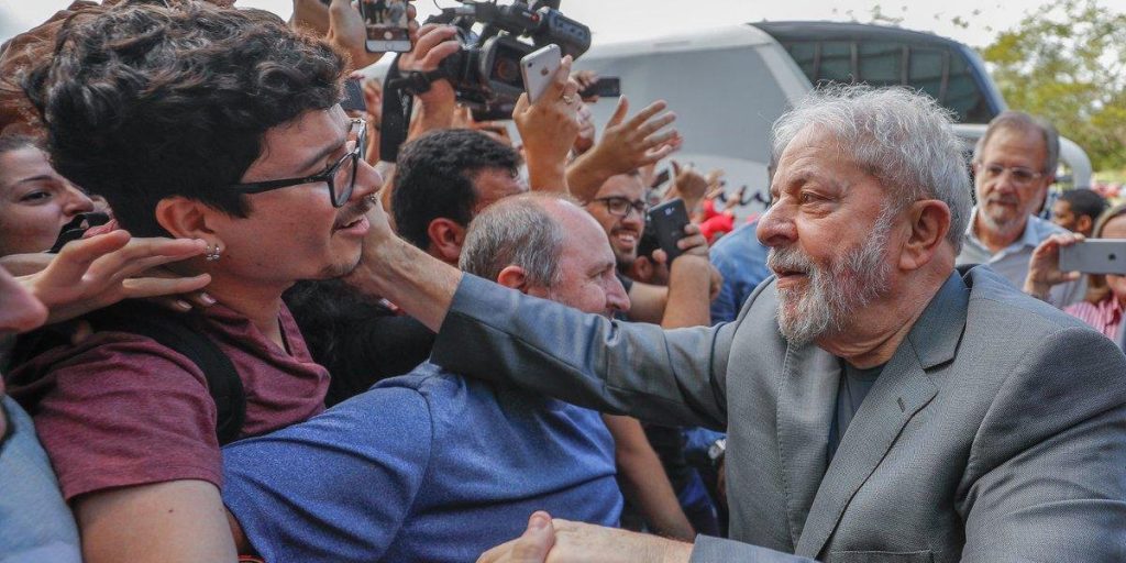 Imagem Ilustrando a Notícia: Juiz dá oito dias para defesa de Lula se manifestar em ação do sítio