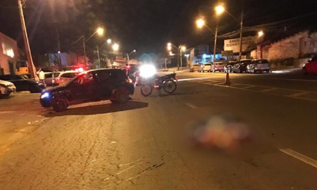 Imagem Ilustrando a Notícia: Mulher morre e marido fica gravemente ferido em acidente entre carro e moto, em Goiânia