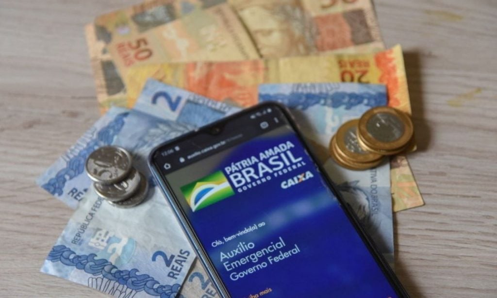 Imagem Ilustrando a Notícia: Auxílio emergencial deve retornar em março no valor de R$ 250, diz Bolsonaro