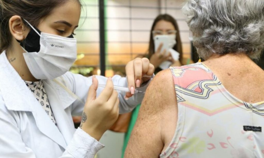 Imagem Ilustrando a Notícia: Goiânia começa imunização de idosos a partir de 78 anos nesta terça-feira (2)