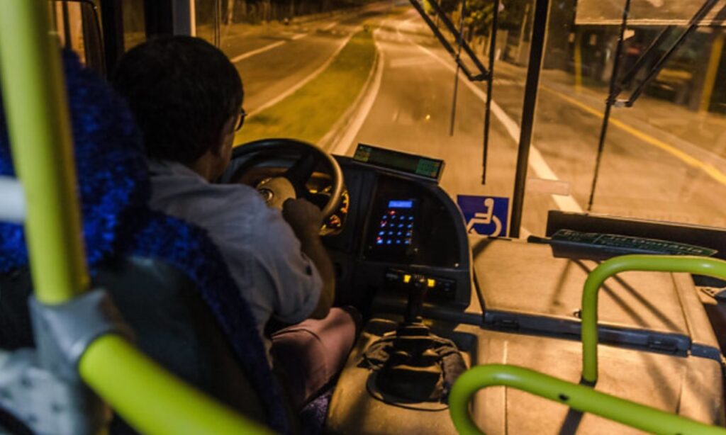 Imagem Ilustrando a Notícia: Vereadores mantêm veto de Rogério Cruz contra ônibus 24h em Goiânia