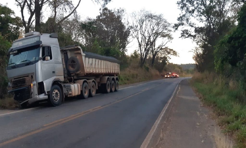 Imagem Ilustrando a Notícia: Colisão entre caminhão e carro deixa três mortos na BR-153, em Anápolis