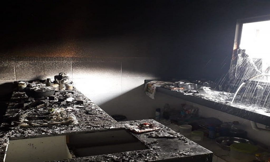 Imagem Ilustrando a Notícia: Corpo de Bombeiros combate incêndio em sobrado de Goiânia