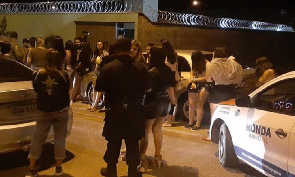 Imagem Ilustrando a Notícia: Festa com 150 pessoas é interrompida pela polícia em São Luís de Montes Belos