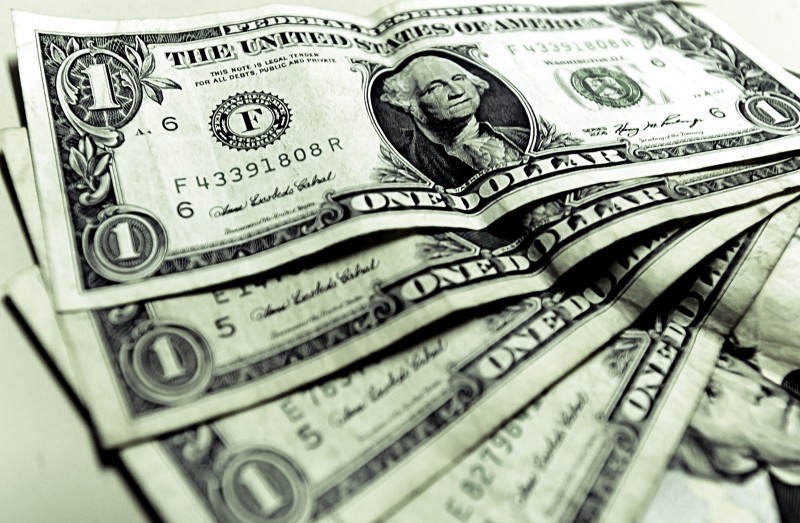 Imagem Ilustrando a Notícia: Dólar volta a cair e fecha em R$ 3,06