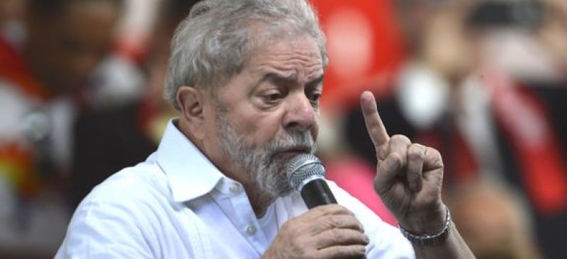 Imagem Ilustrando a Notícia: Lula recorre a governadores para barrar impeachment na Câmara