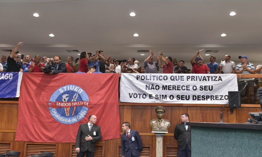 Imagem Ilustrando a Notícia: Servidores manifestam na Alego contra venda de 49% de ações da Saneago