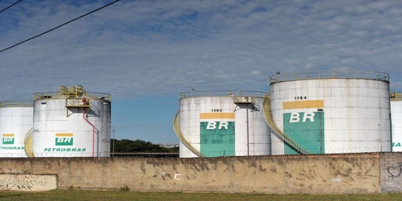 Imagem Ilustrando a Notícia: Petrobras reduz preço da gasolina nas refinarias em 1,75%