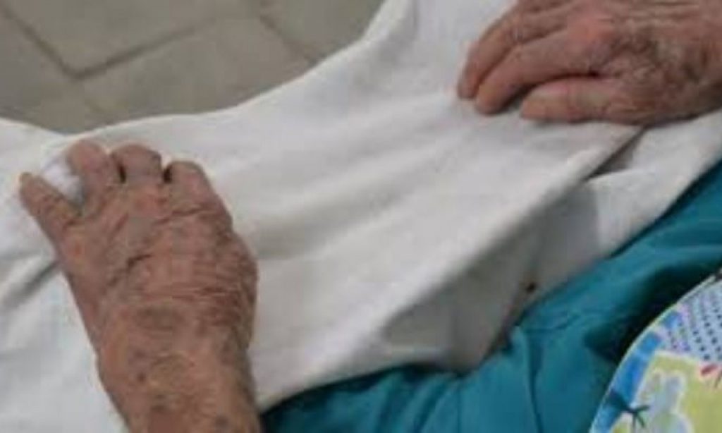 Imagem Ilustrando a Notícia: Idosa de 60 anos morre horas depois de ser esfaqueada pelo neto