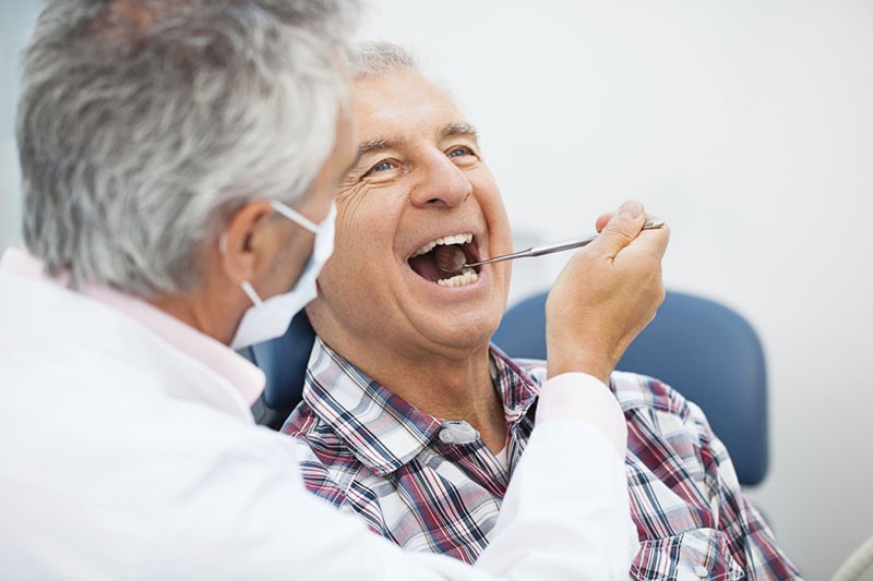 Imagem Ilustrando a Notícia: Cuidados com a saúde bucal devolvem autoestima a idosos