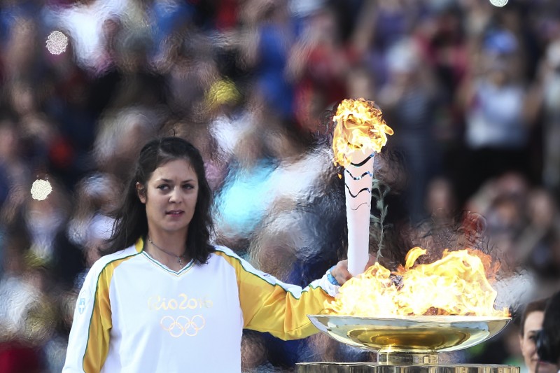 Imagem Ilustrando a Notícia: Tocha olímpica é  entregue oficialmente ao Brasil