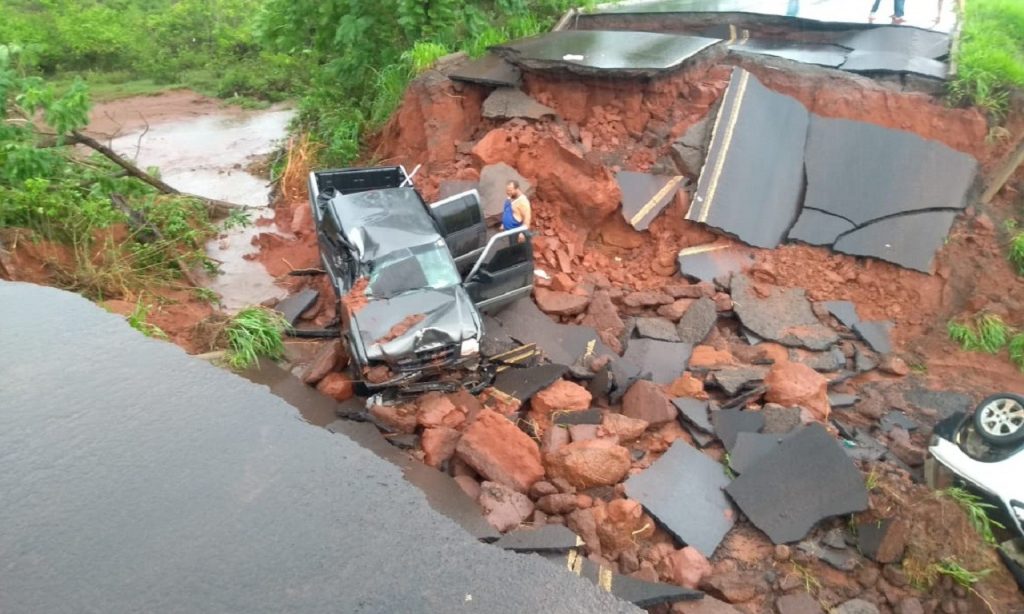 Imagem Ilustrando a Notícia: Motoristas caem em cratera aberta na GO-206, em Itarumã