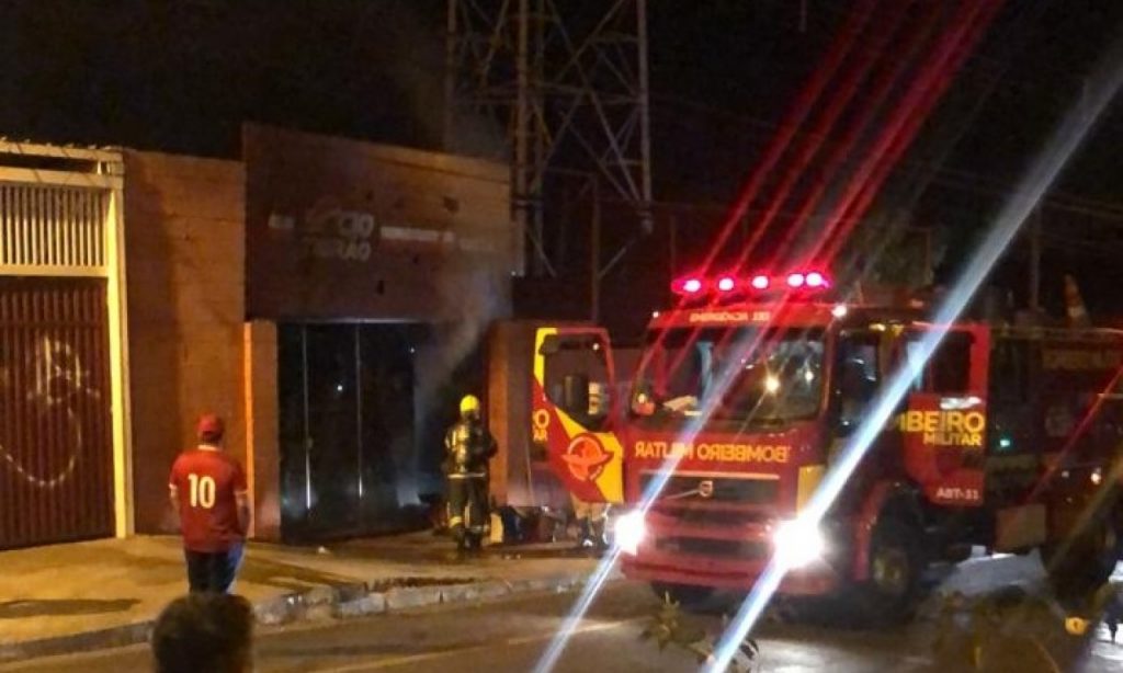 Imagem Ilustrando a Notícia: Loja do Vila Nova é incendiada após nova derrota em casa