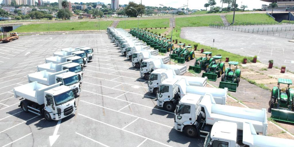 Imagem Ilustrando a Notícia: Caiado entrega máquinas e caminhões agrícolas a 92 cidades do estado