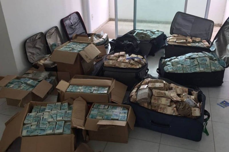 Imagem Ilustrando a Notícia: PF acha malas com dinheiro em imóvel supostamente usado por Geddel em Salvador