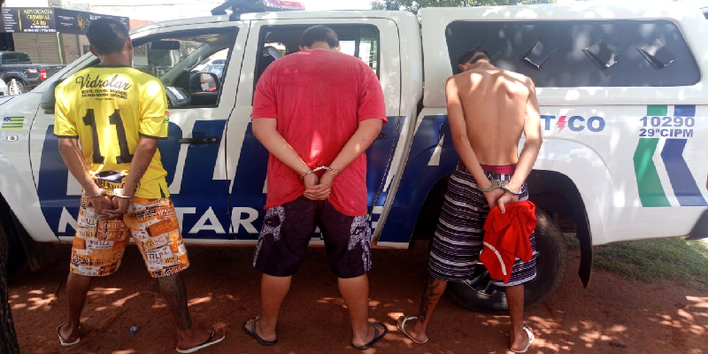 Imagem Ilustrando a Notícia: PM prende três homens com armas, munições e drogas