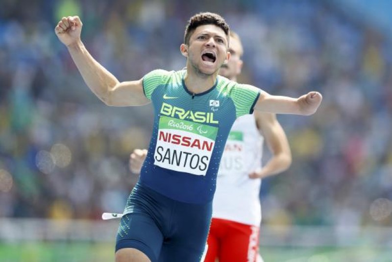 Imagem Ilustrando a Notícia: Brasileiro quebra recorde mundial e ganha ouro na final dos 100 metros rasos
