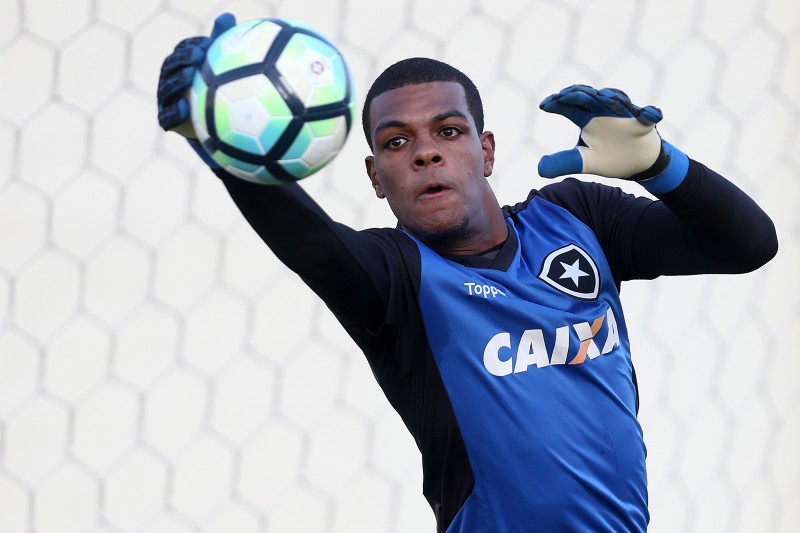 Imagem Ilustrando a Notícia: Vila Nova anuncia goleiro e descarta Rondinelly