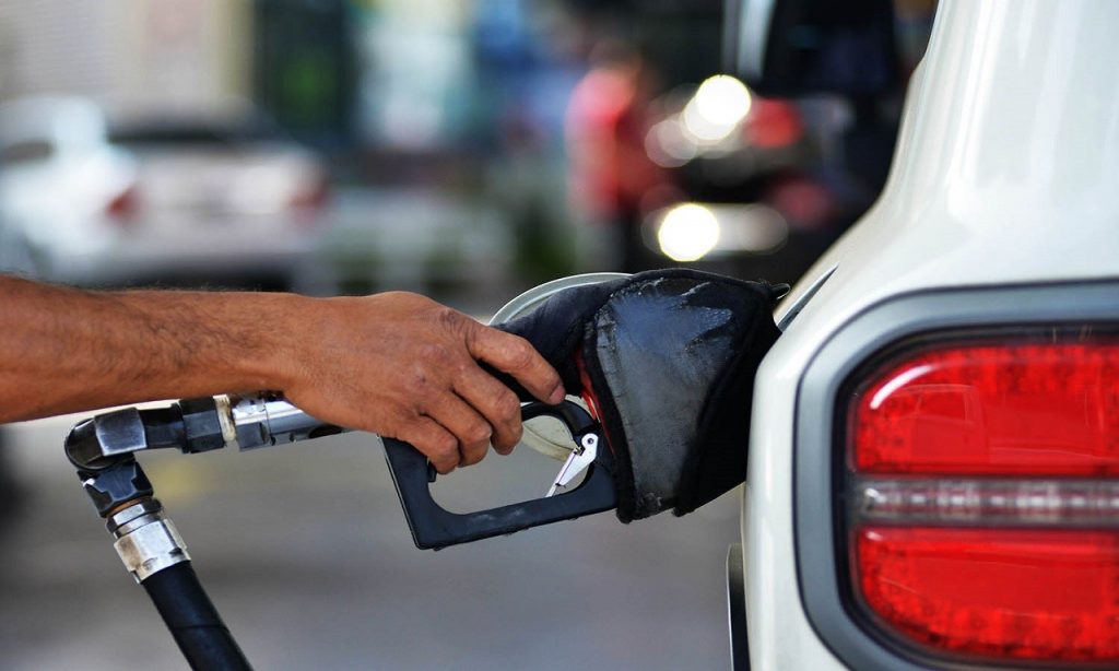 Imagem Ilustrando a Notícia: Gasolina terá sétimo reajuste consecutivo, anuncia Petrobras