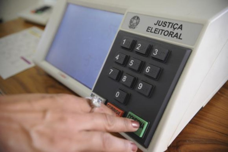 Imagem Ilustrando a Notícia: Eleitor que não votou nem justificou no 1º turno pode votar normalmente no 2º