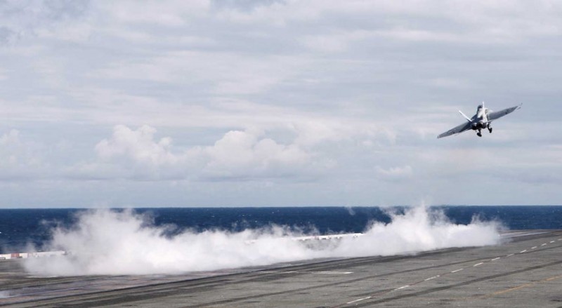 Imagem Ilustrando a Notícia: Avião militar dos EUA cai no Pacífico com 11 pessoas a bordo