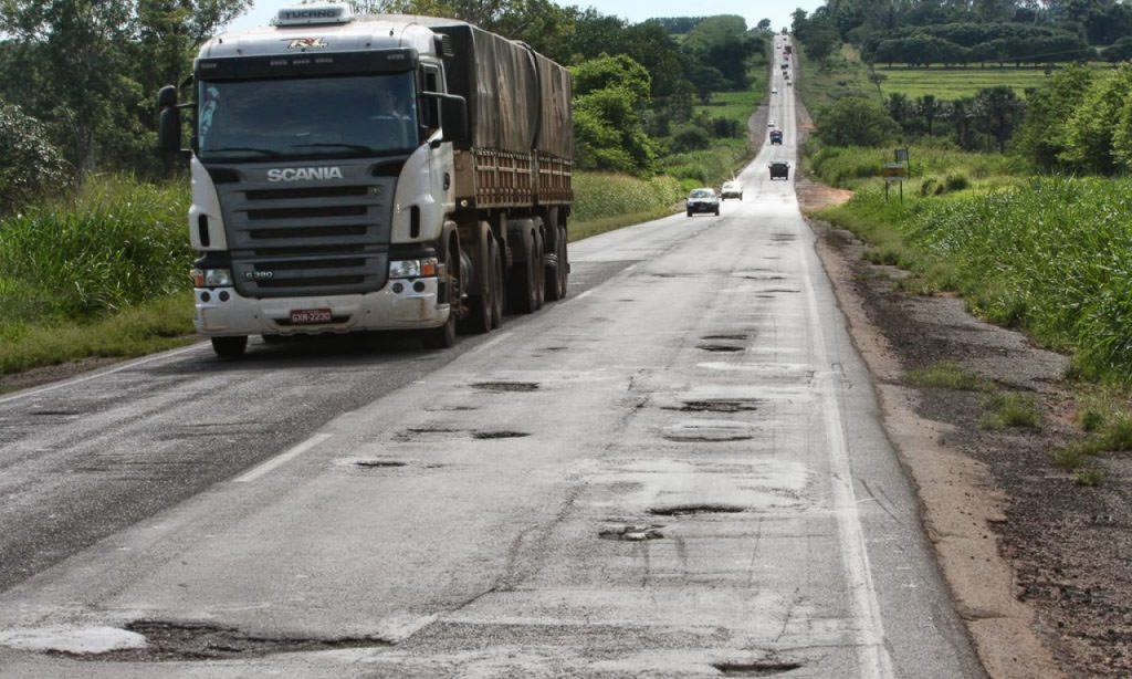 Imagem Ilustrando a Notícia: Justiça determina manutenção em rodovia que liga Orizona a Pires do Rio