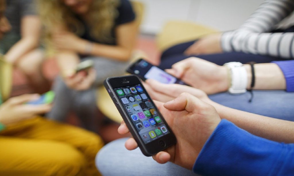 Imagem Ilustrando a Notícia: 1 em cada 4 adolescentes brasileiros é viciado em Internet, aponta estudo