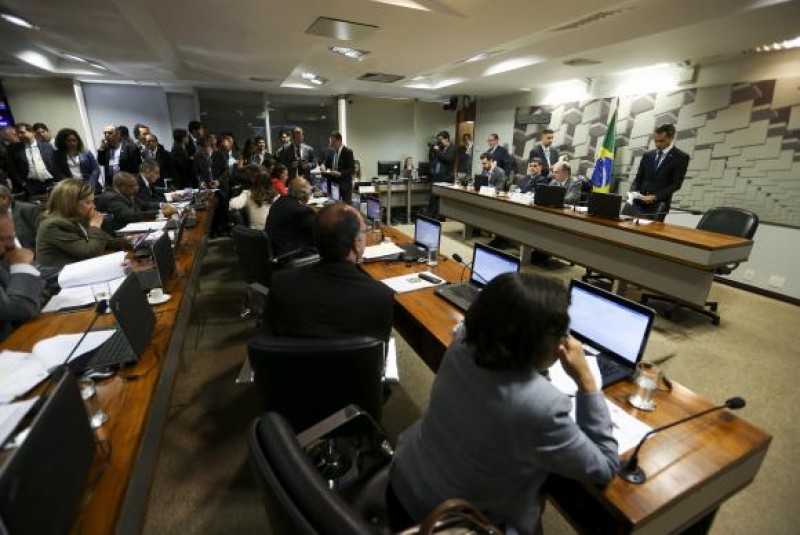Imagem Ilustrando a Notícia: Senadores da oposição concluem voto em separado da reforma trabalhista