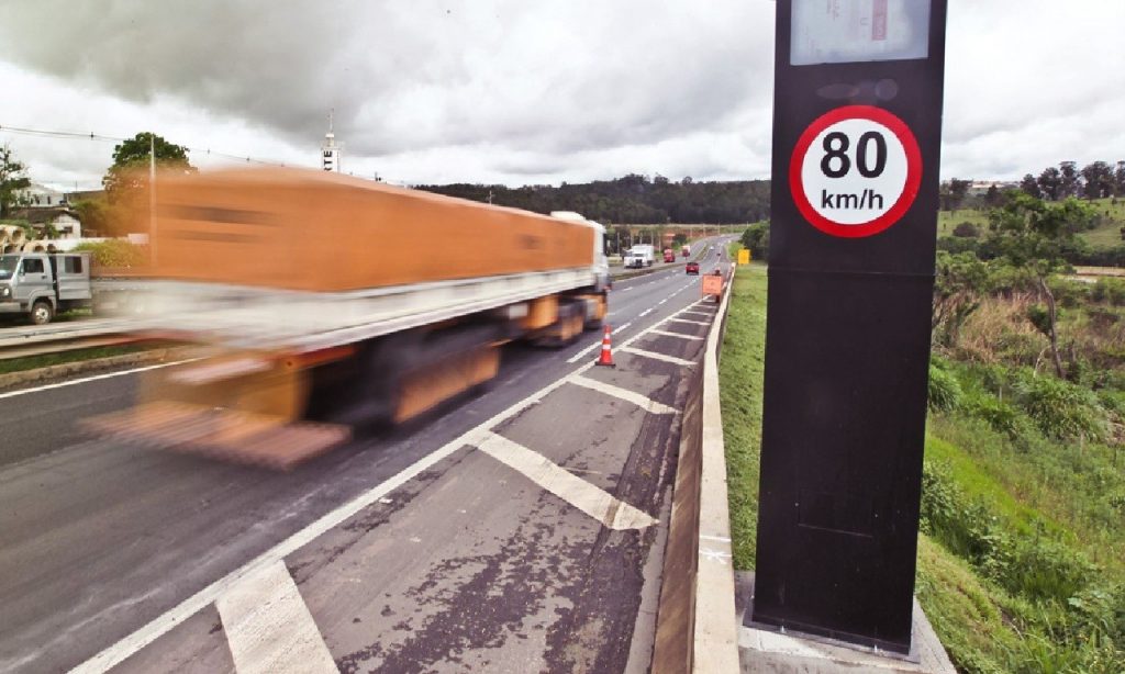 Imagem Ilustrando a Notícia: Excesso de velocidade é uma das principais causas de acidentes, aponta Detran