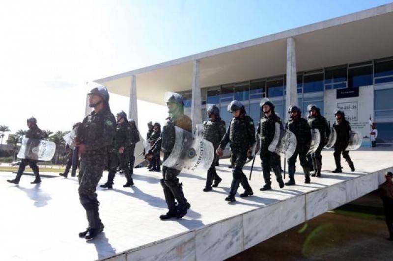 Imagem Ilustrando a Notícia: Governo revoga decreto que autorizava uso das Forças Armadas na Esplanada