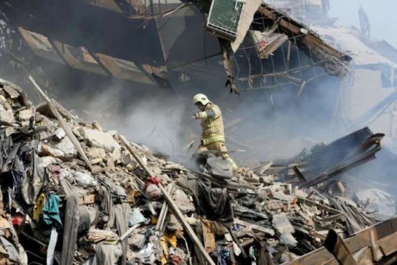 Imagem Ilustrando a Notícia: Bombeiros ficam sob escombros de edifício que desabou em Teerã