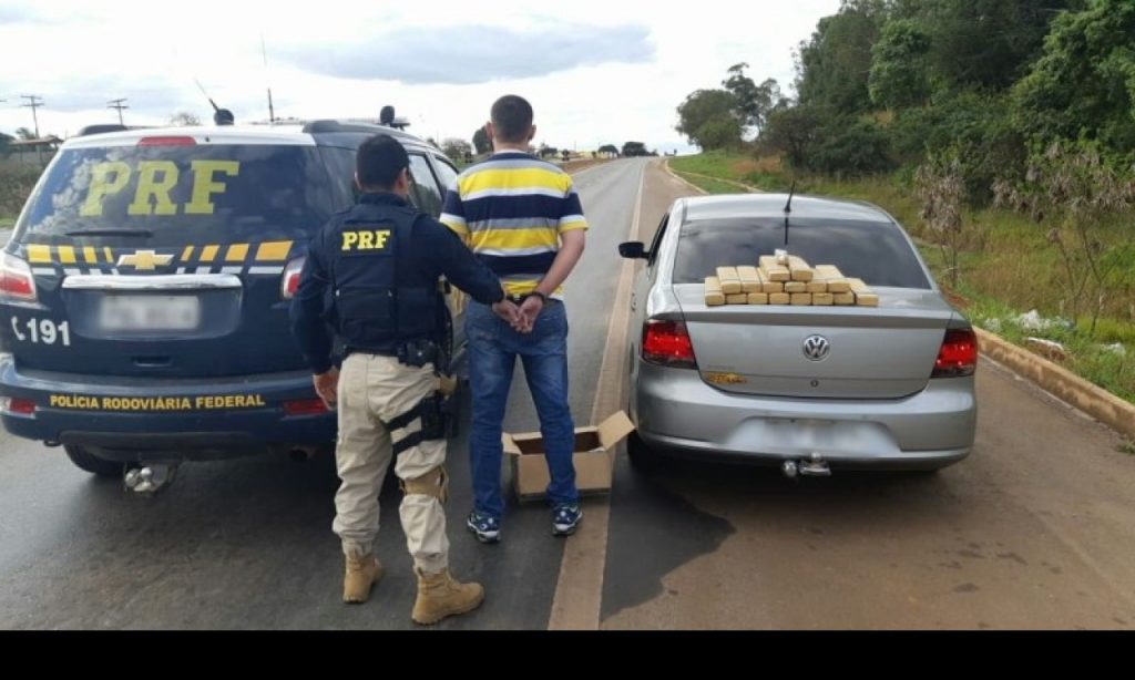Imagem Ilustrando a Notícia: Motorista é preso em flagrante transportando 18 kg de drogas