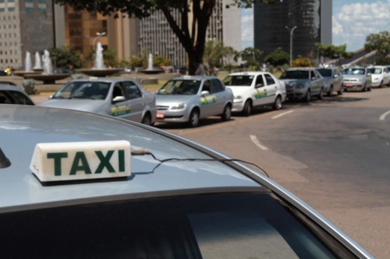 Imagem Ilustrando a Notícia: Taxistas vão para Brasília pedir proibição do Uber