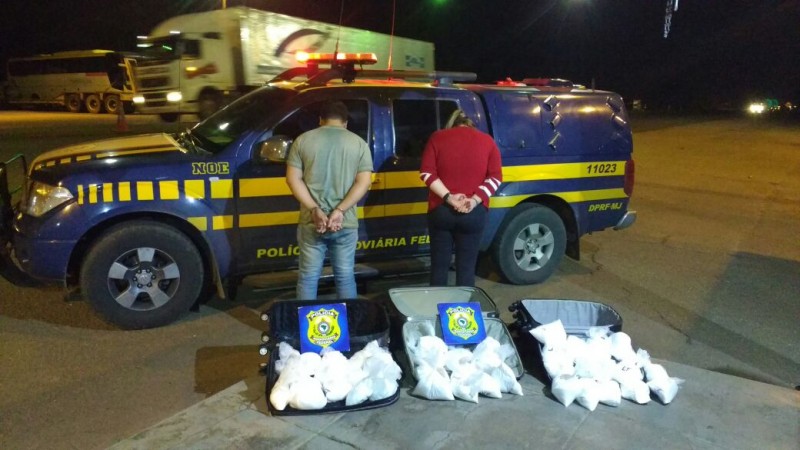 Imagem Ilustrando a Notícia: Casal suspeito de transportar 40 kg de droga é preso na BR 153