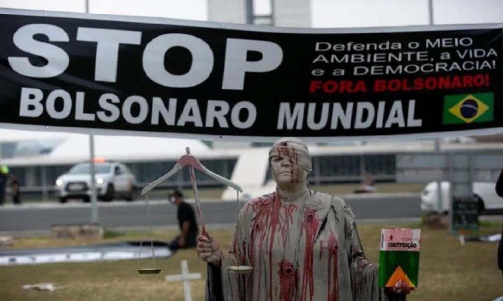 Imagem Ilustrando a Notícia: Manifestantes cobram ações de Bolsonaro quanto às queimadas no Pantanal