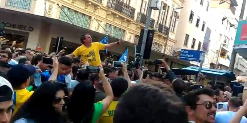Imagem Ilustrando a Notícia: Bolsonaro leva facada durante campanha em Juiz de Fora