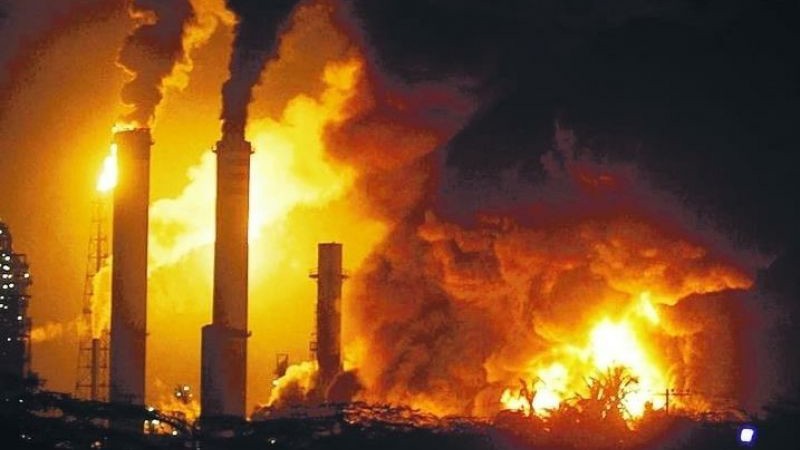 Imagem Ilustrando a Notícia: Incêndio paralisa produção em refinaria da Petrobras