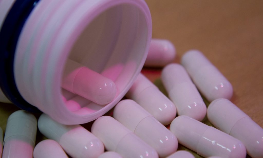 Imagem Ilustrando a Notícia: Ministério da Saúde nega suspensão de contratos para fabricar 18 remédios