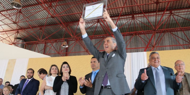 Imagem Ilustrando a Notícia: Zé Eliton recebe título de cidadão anicuense durante homenagem