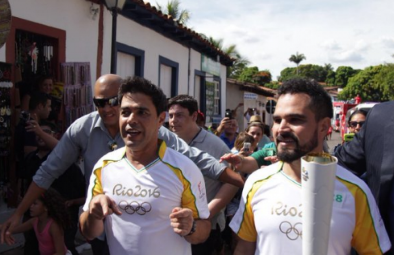 Imagem Ilustrando a Notícia: Zezé di Camargo e Luciano conduzem a tocha olímpica em Pirenópolis