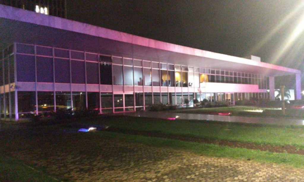 Imagem Ilustrando a Notícia: Palacio do Buriti é iluminado, pela primeira vez, com as cores da bandeira trans