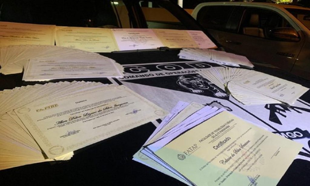 Imagem Ilustrando a Notícia: Homem é preso suspeito de vender diplomas falsificados
