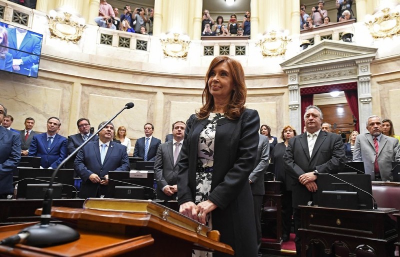 Imagem Ilustrando a Notícia: Cristina Kirchner toma posse no Senado